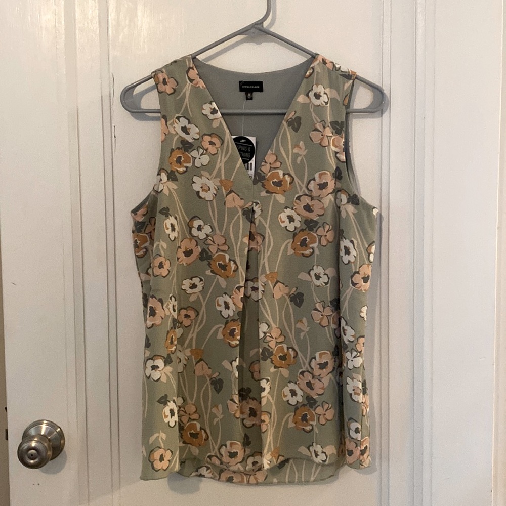 Sleeveless V-neck